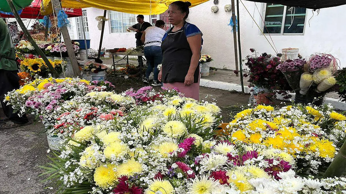 Venta de flores en panteones de Veracruz